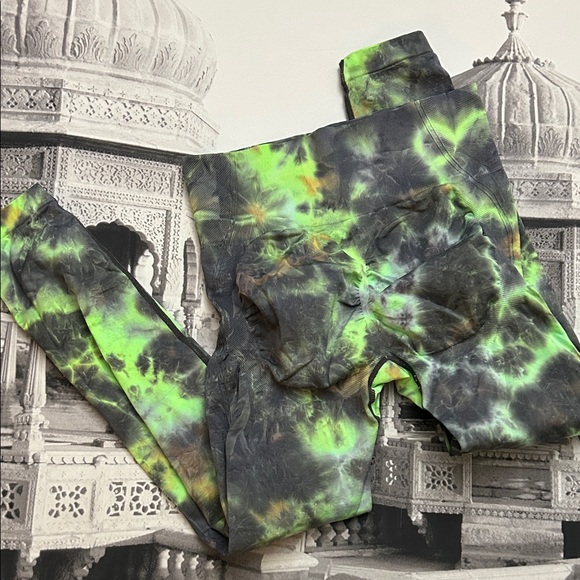 Tie-Dye Leggings in Green and Black - Picture 2 of 3